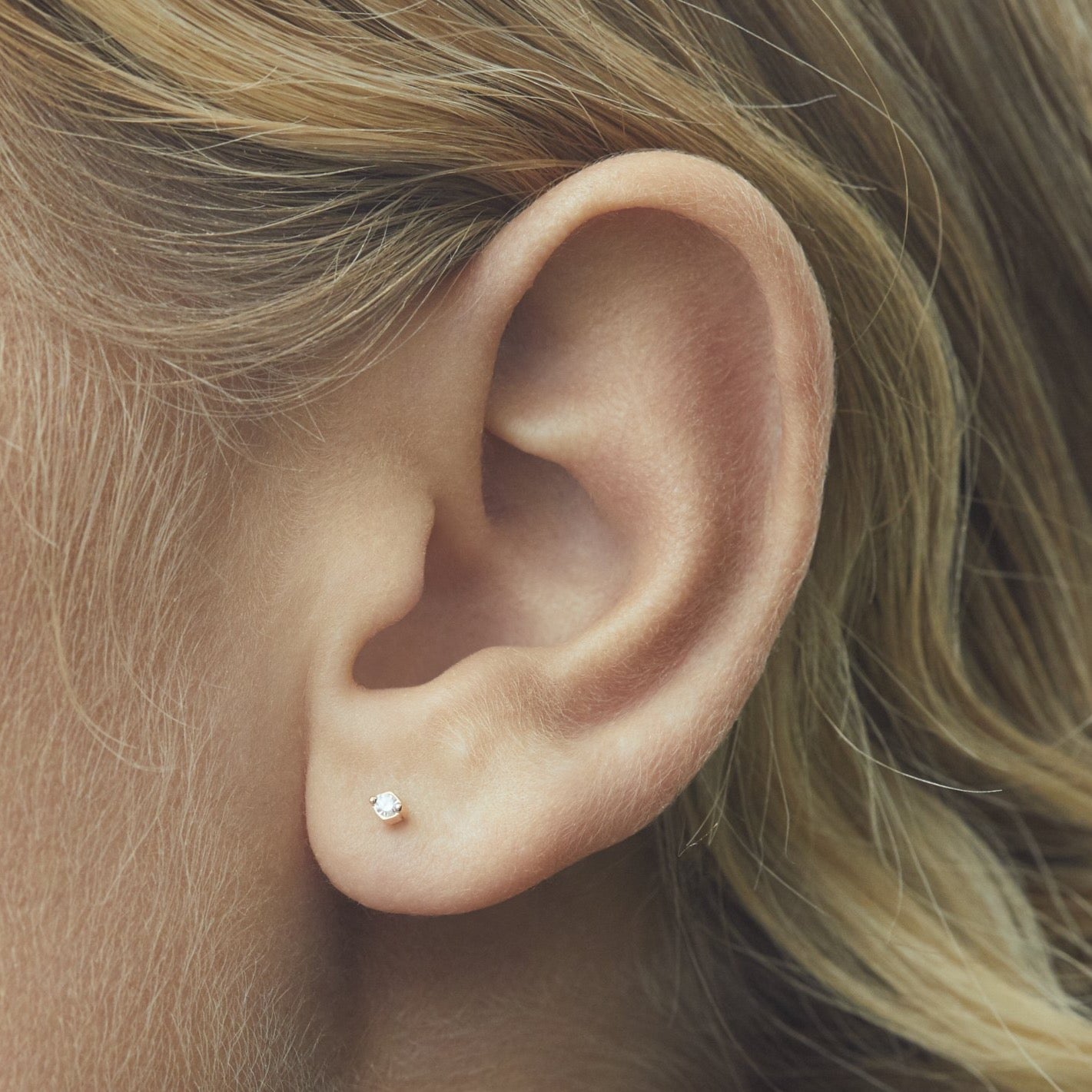 IVORY LABRET - WHITE DIAMOND & YELLOW GOLD + piercing