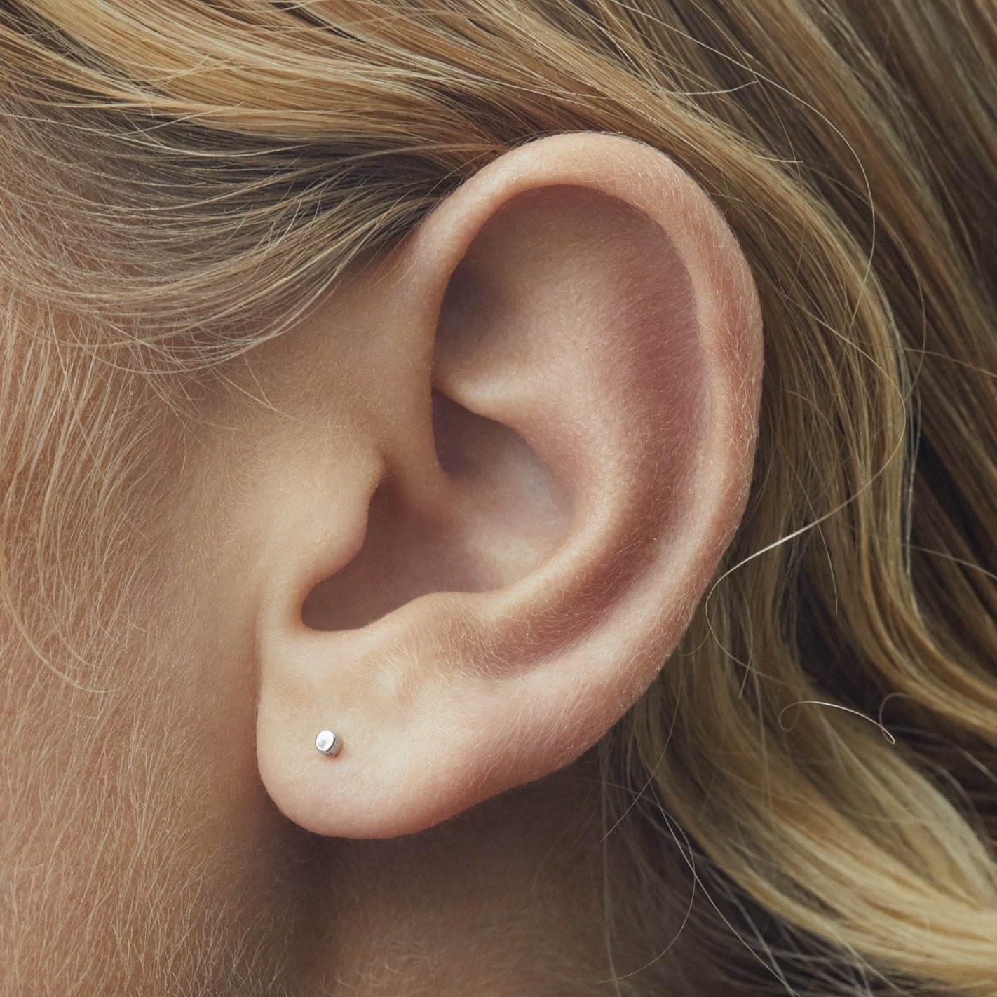 FULL MOON LABRET - WHITE GOLD + piercing